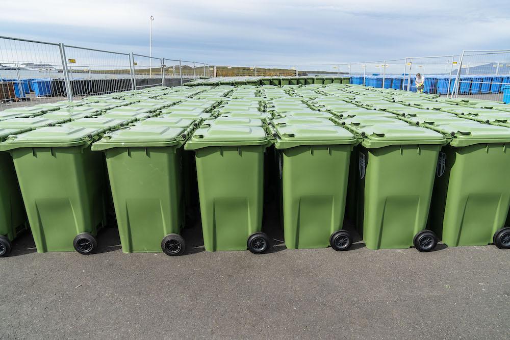 Grænar tunnur fyrir plast.