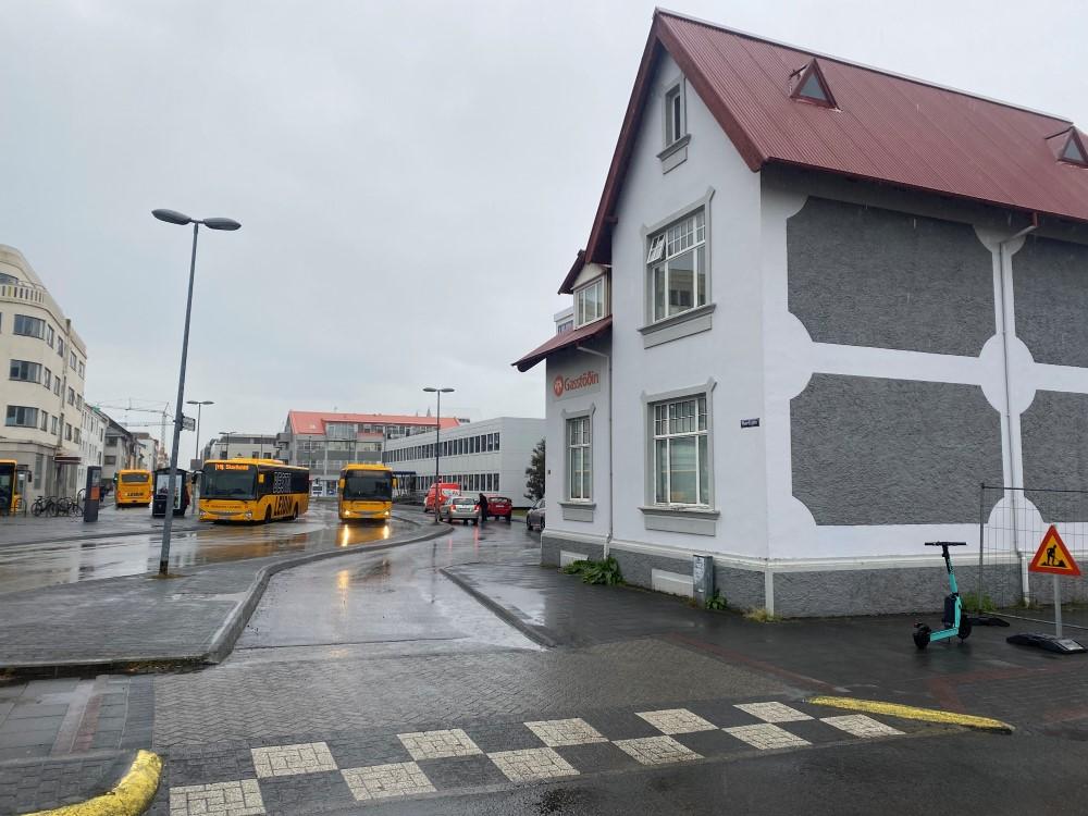 Horft niður Hverfisgötu frá Rauðarárstíg.