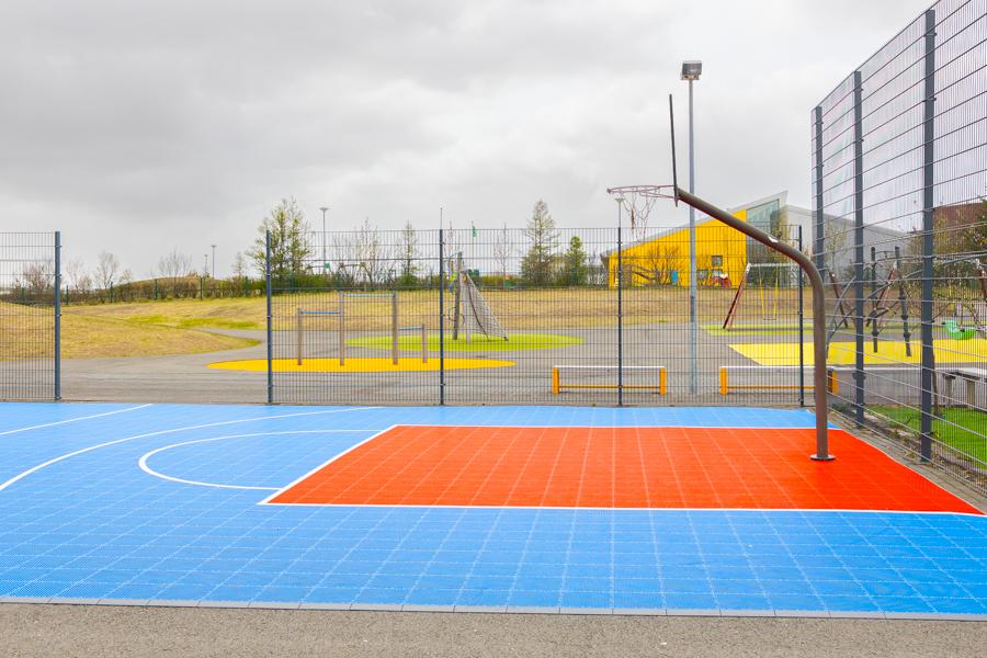 Afgirtur körfuboltavöllur.