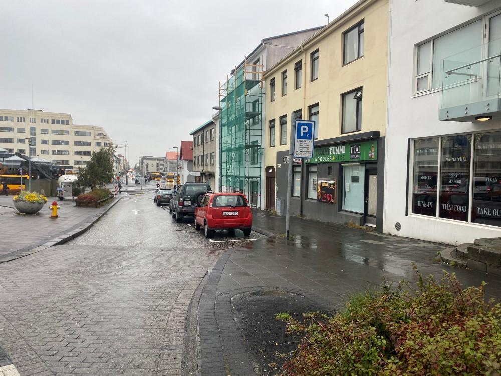 Horft niður Hverfisgötu í átt að Hlemmi.