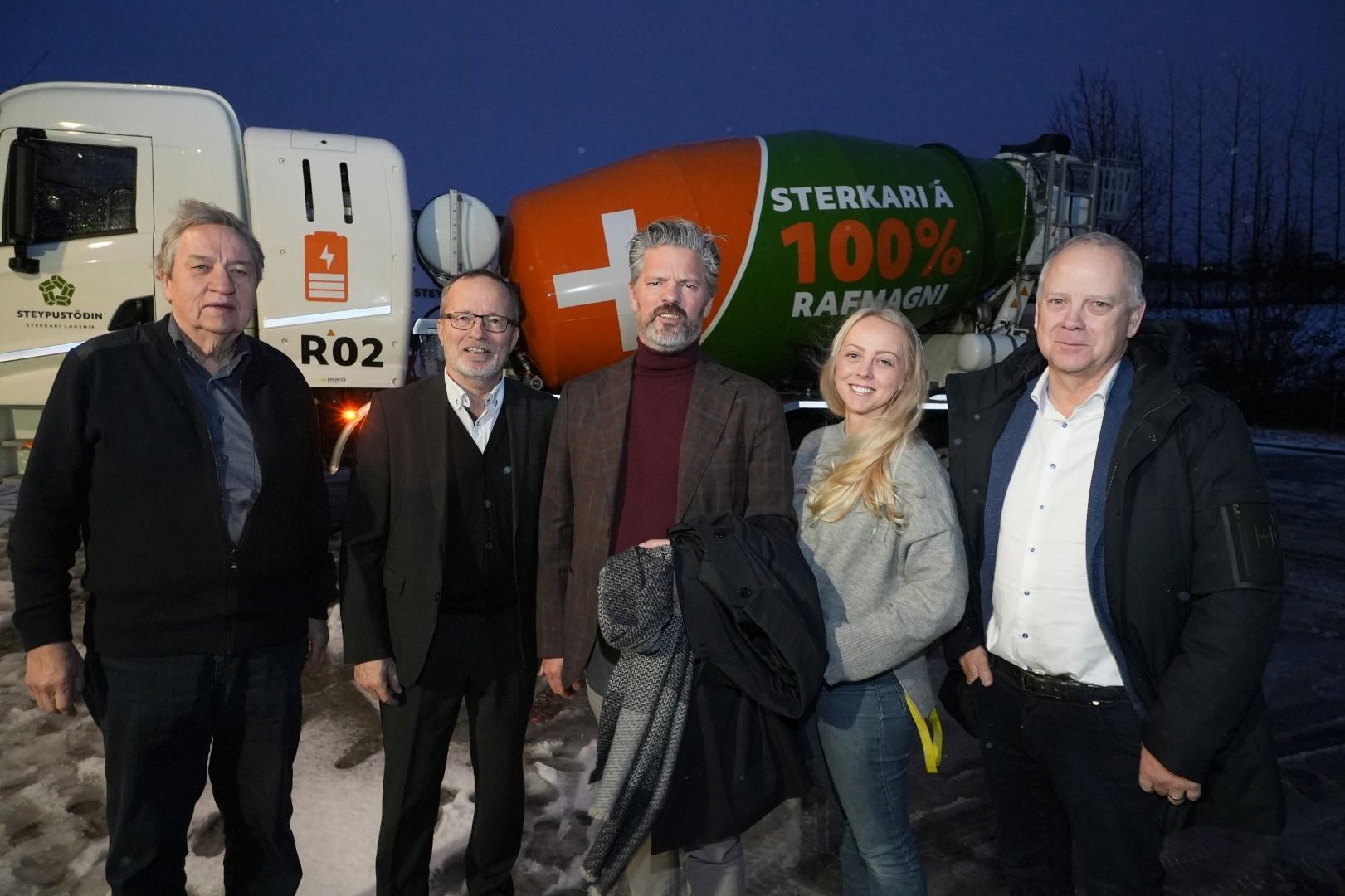 Ólafur Sveinsson stjórnarmaður í Steypustöðinni , Gunnar Valur Gíslason framkvæmdastjóri fasteignafélagsins Íþöku, Dagur B. Eggertsson borgarstjóri, Guðrún Pétursdóttir stjórnarmaður í Steypustöðinni og Pétur Guðmundsson stjórnarformaður Tak-Malbik stilltu sér upp að lokinni undirritun við nýjan rafmagnssteypubíl. 
