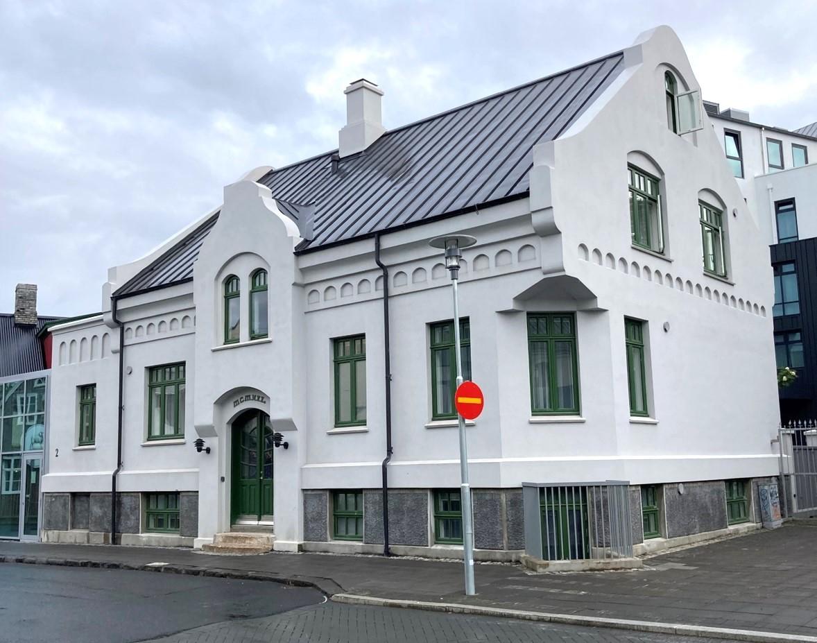 Skólabrú 2
