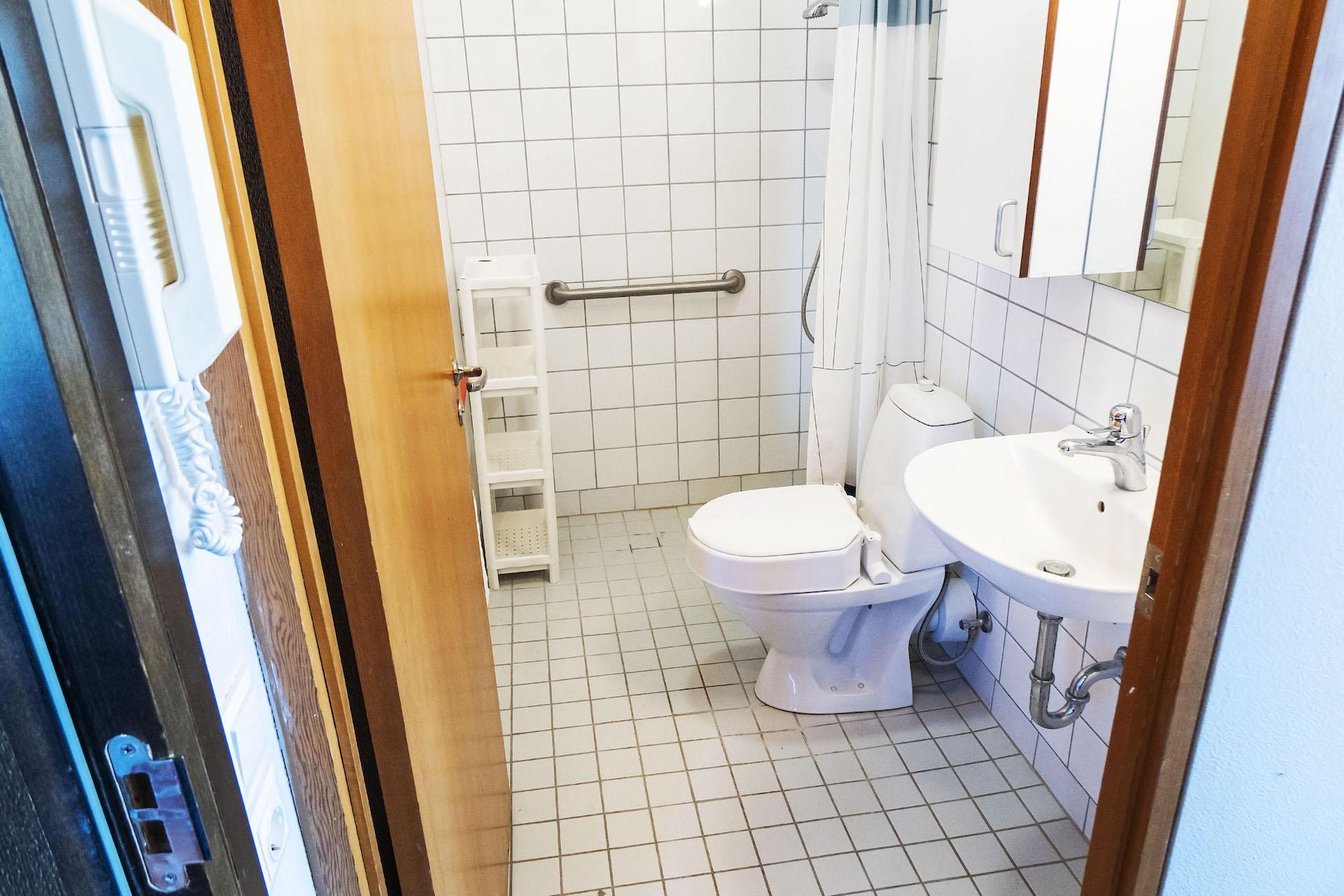 Séð inn í baðherbergi einnar íbúðar í Furugerði