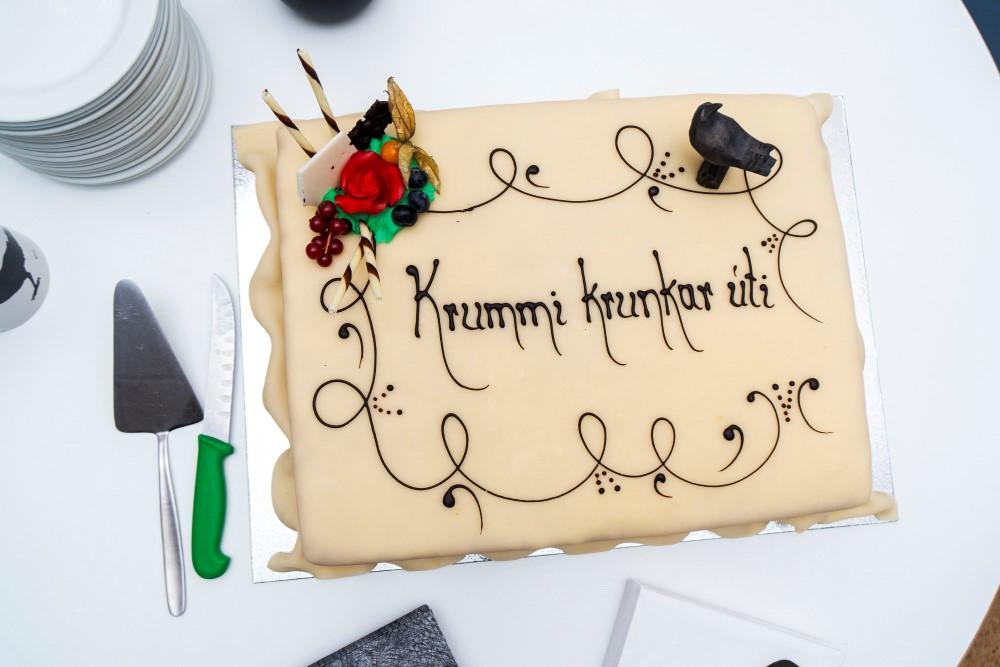 Cake with the inscription "Krummi krunkar úti."