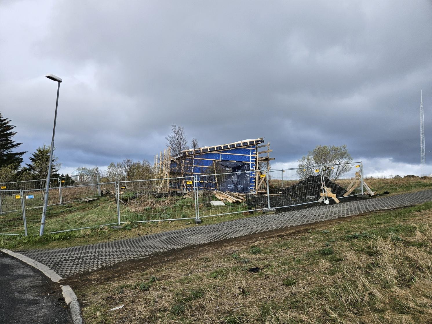 Skúr Geislavarna ríkisins í uppbyggingu í apríl 2025