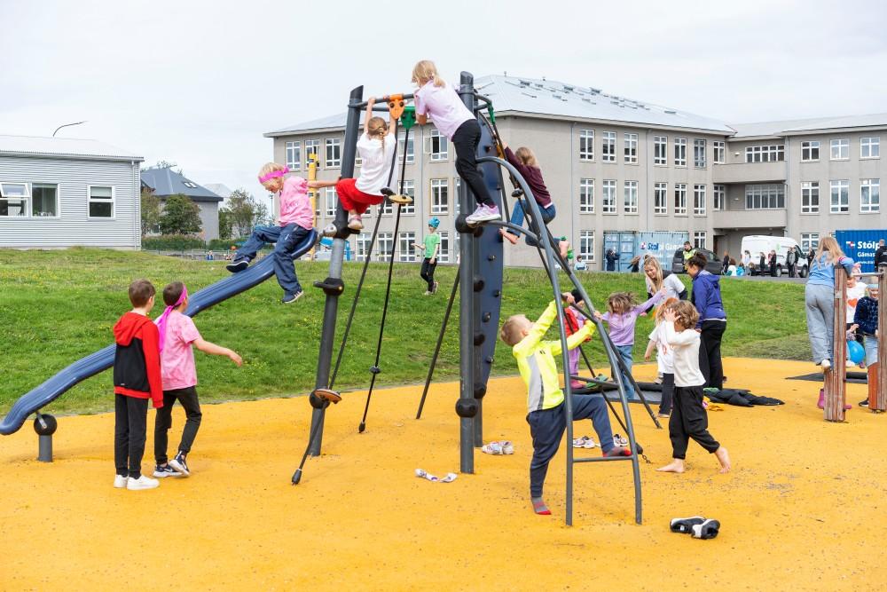 Children climbing on the climbing frame.
