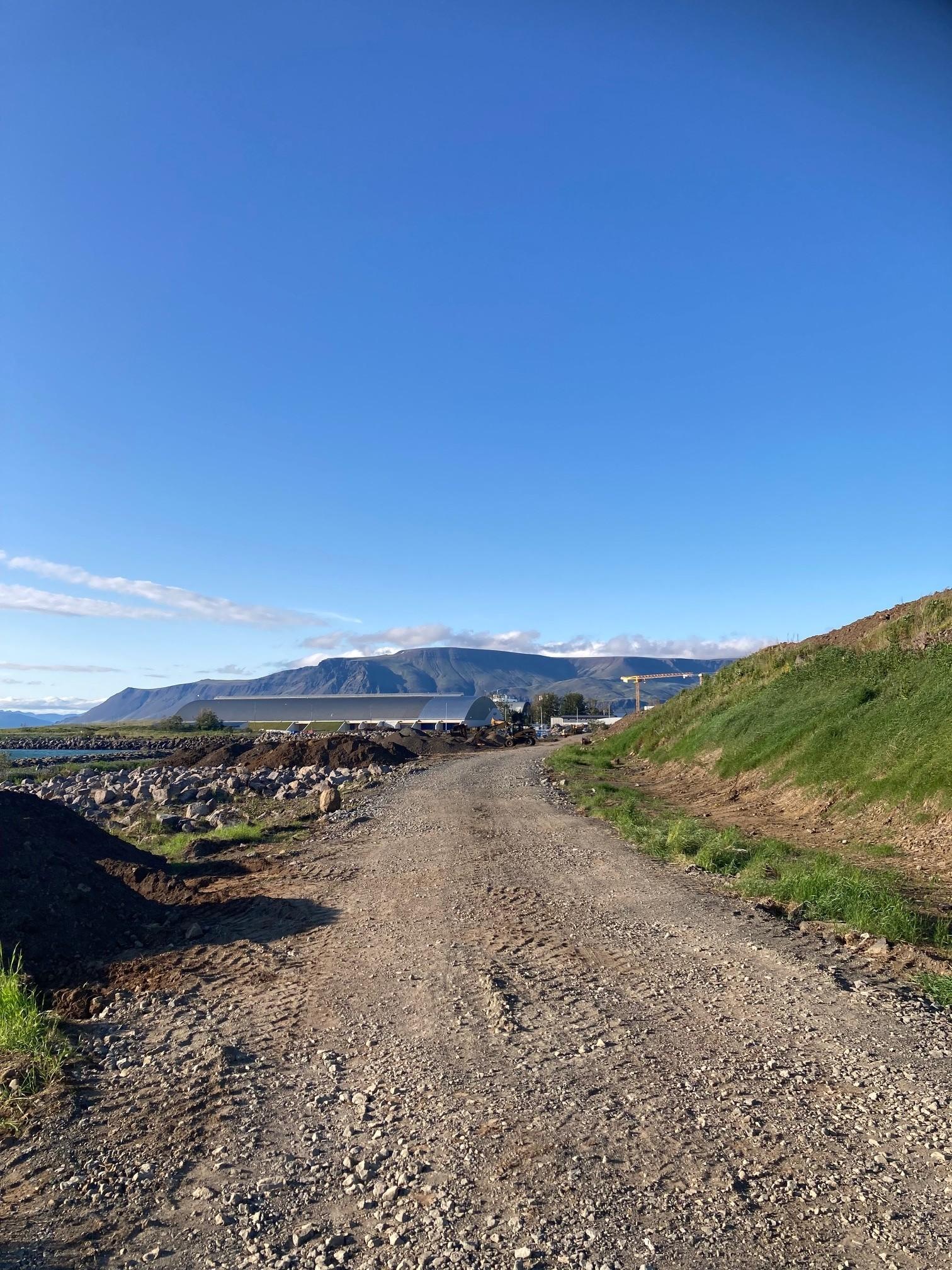 Fyllingum undir stíg að mestu lokið