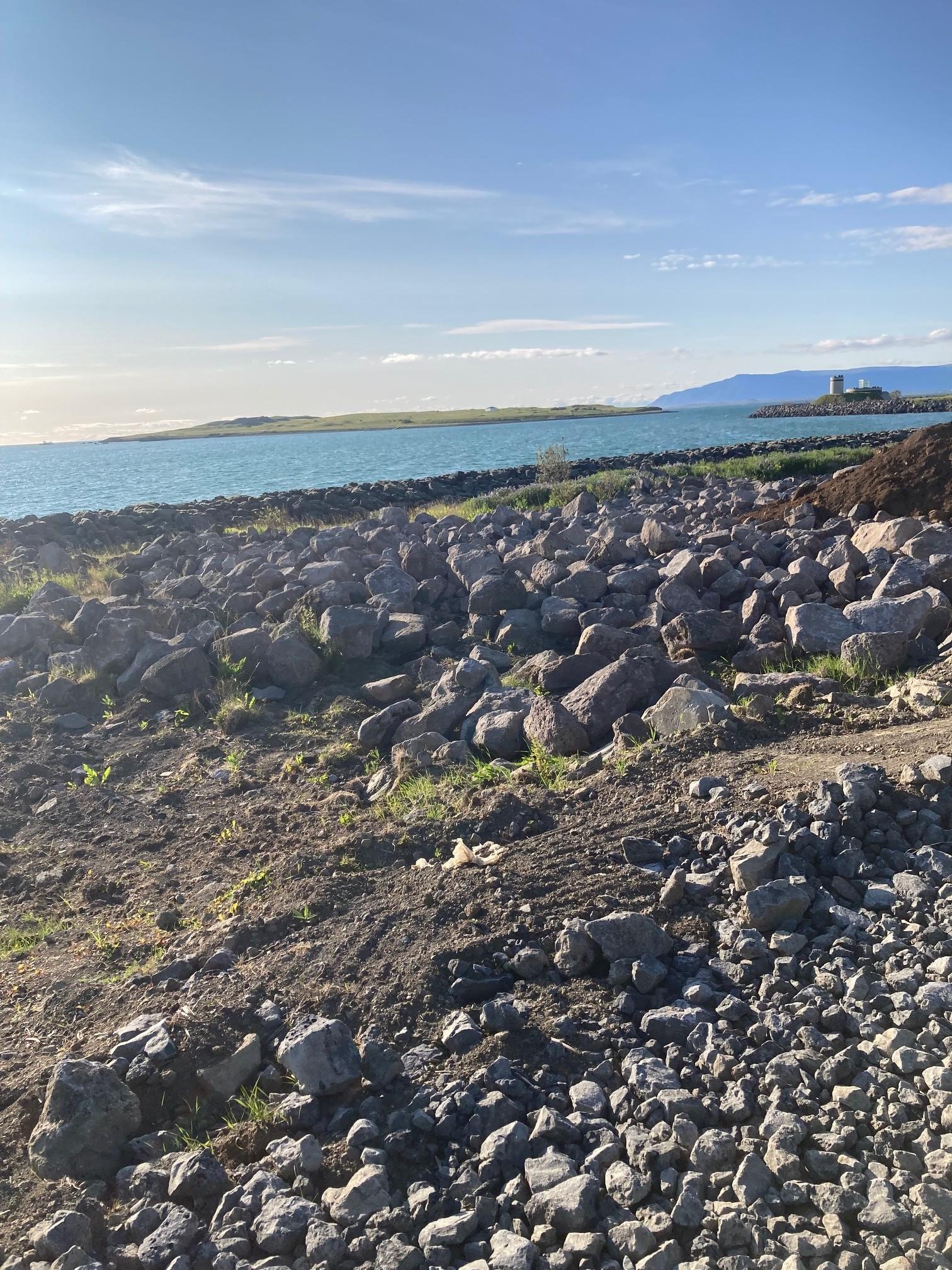Unnið er að því að keyra grjóti úr grjótlager á svæðinu yfir í Bryggjuhverfið þar sem það verður notað í landfyllingar