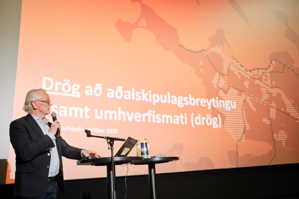 Fólk á fundi