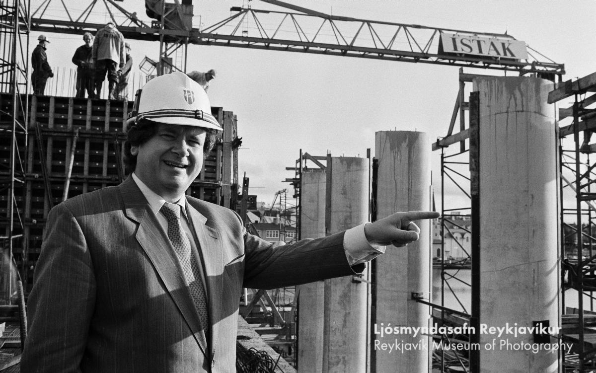 Mayor Davíð Oddsson inspects conditions during construction of City Hall on Oct. 12, 1989. Photograph: Gunnar V. Andrésson/Reykjavík Museum of Photography