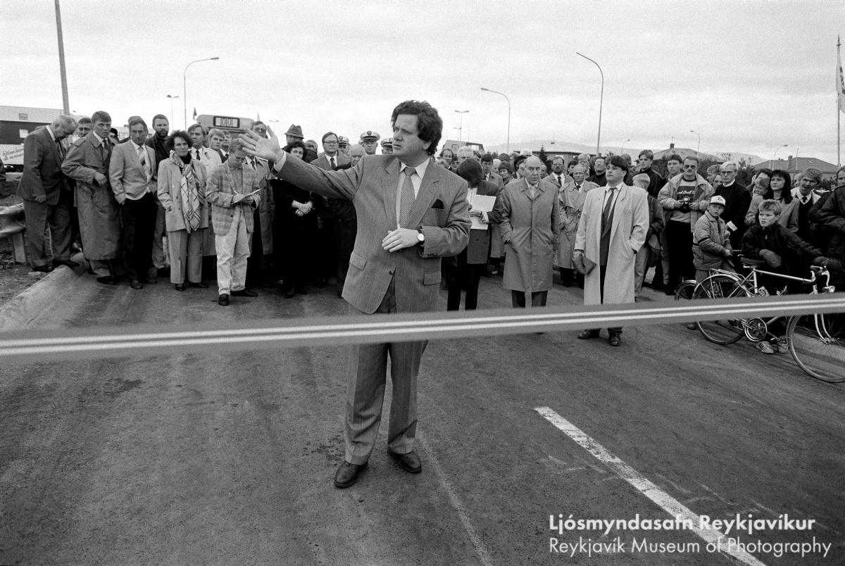 Opening of the bridge connecting Bústaðavegur to Snorrabraut in September 1989. Photograph: Reykjavík Museum of Photography