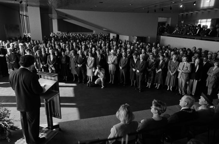 Prime Minister Davíð Oddsson dedicates Reykjavík City Hall in April 1992. Markús Örn Antonsson, who was mayor at the time, is also in the photo.