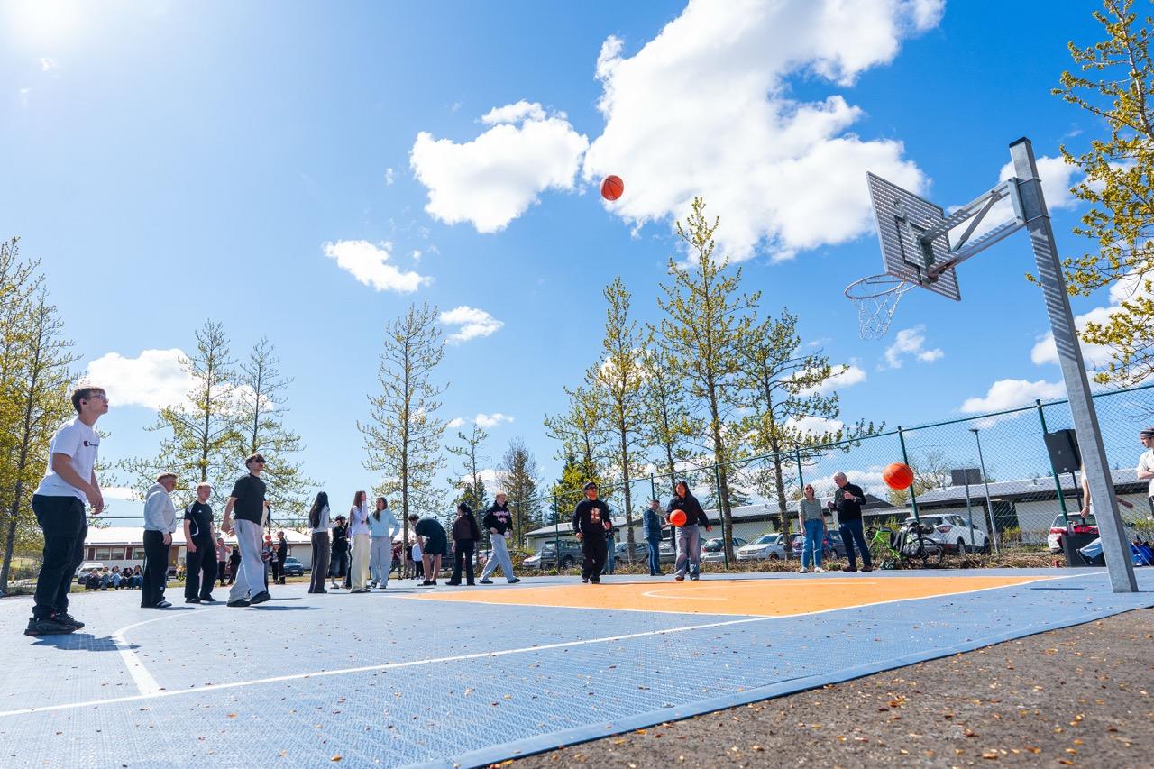 Ungmenni að leik á körfuboltavellinum.