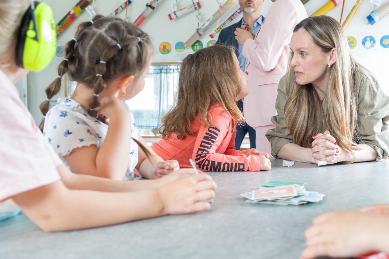 Hildur Björnsdóttir borgarstjóri hittir börn á leikskólanum Hofi.