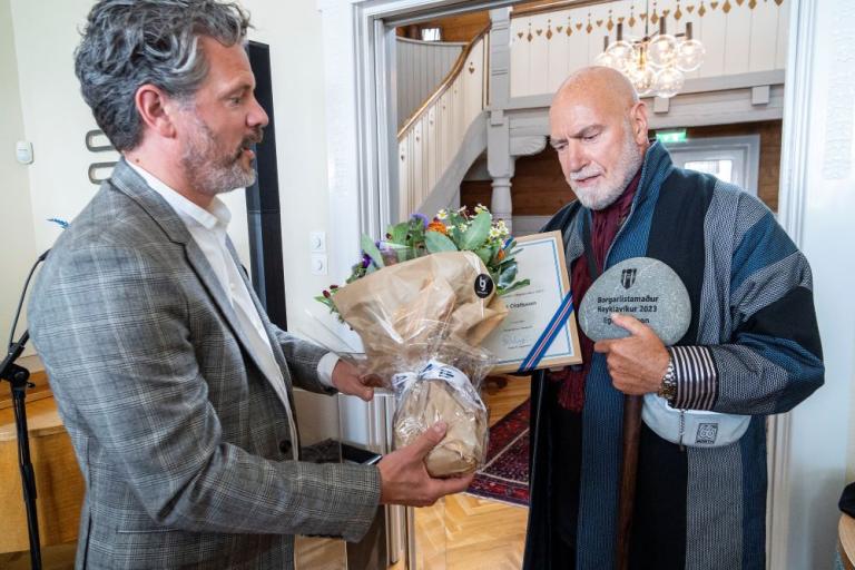 Borgarstjóri afhendir Agli Ólafssyni blóm og viðurkenningu sem borgarlistamaður 2023