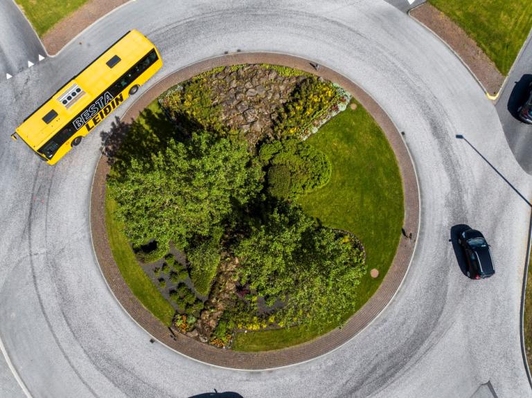 Hringtorg í Grafarvogi. Loftmynd, strætó að keyra hjá því.