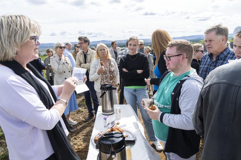 Sigrún Árnadóttir framkvæmdastjóri Félagsbústaða ræðir málin við væntanlegan íbúa við Brekknaás
