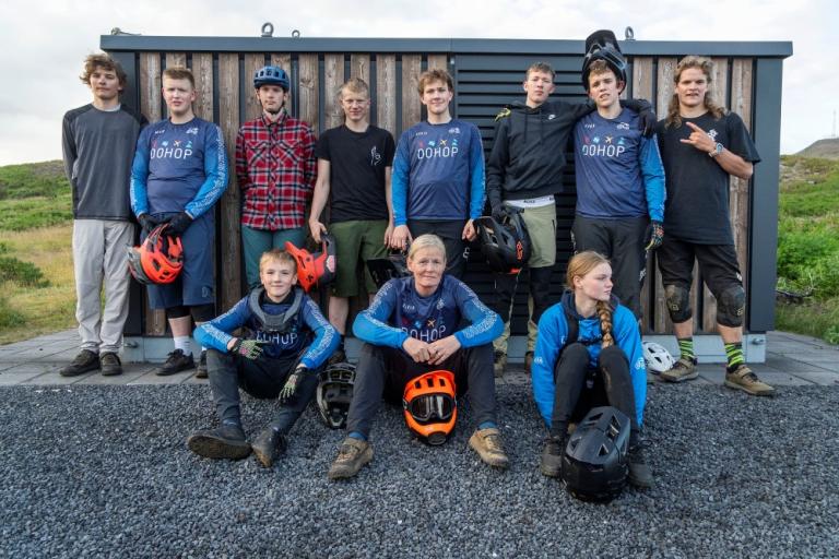 Uppstillt hópmynd af ungmennum úr Hjólreiðafélagi Reykjavíkur eftir æfingu á brautinni í Úlfarsfelli.