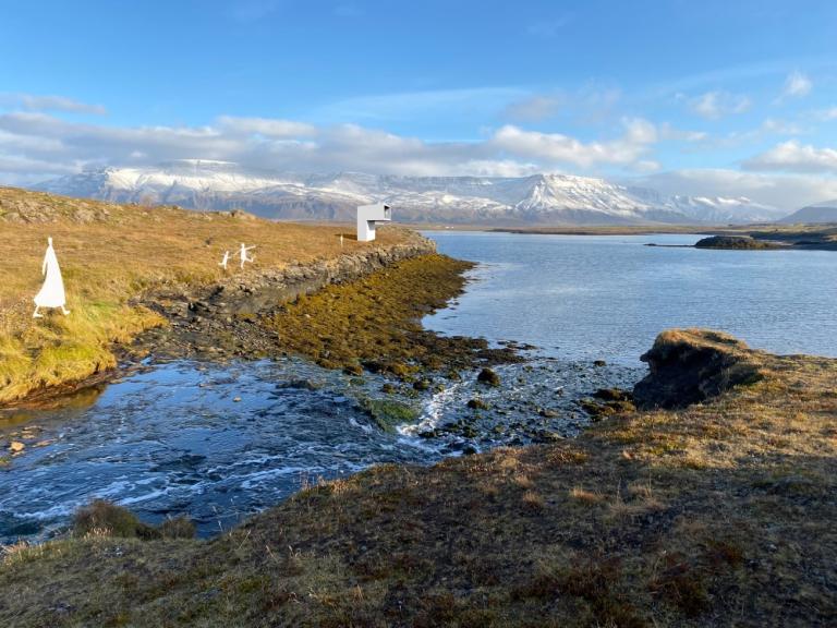Sviðsmynd af mögulegu fuglaskoðunarhúsi í Gorvík. Grafísk mynd af víkinni og tölvuteiknuð hugmynd um hvernig þetta gæti litið út.