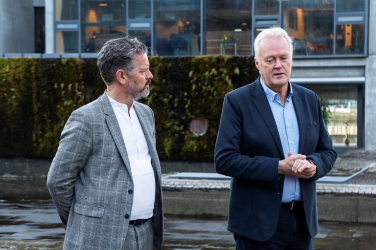 Dagur B. Eggertsson borgarstjóri Reykjavíkur og Fannar Jónasson bæjarstjóri Grindavíkur fyrir framan Ráðhúsið.