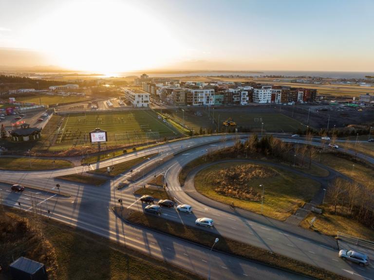 Loftmynd af Hlíðarendahverfi, séð frá Miklubraut. 
