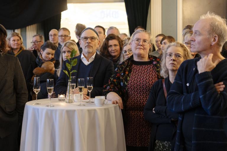 Fjöldi fólks samankominn í Iðnó við styrkveitingu á sviði menningarmála 