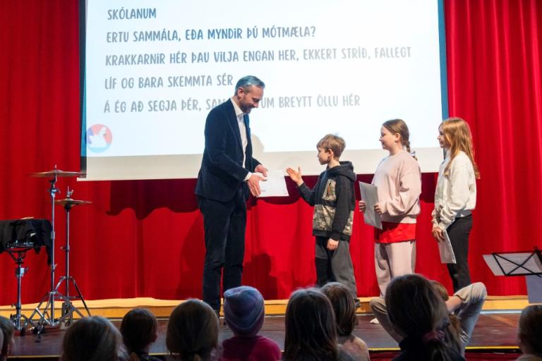 Nemendur í Hlíðaskóla afhenda borgarstjóra óskir barna í 4. bekk í Reykjavík