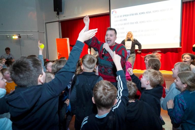 Sungið og dansað í Hlíðaskóla