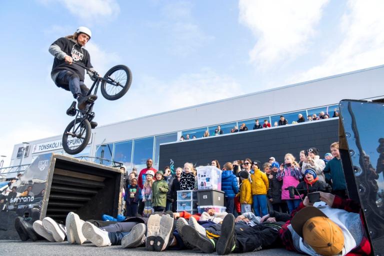 Barnamenningarhátíð 2023, BMX brós sýna hjólalistir, einn hoppar á hjóli yfir liggjandi börn.