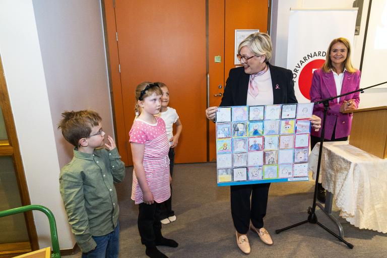 3rd graders from Ingunnarskóli presented President Halla Tómasdóttir with artwork they created.