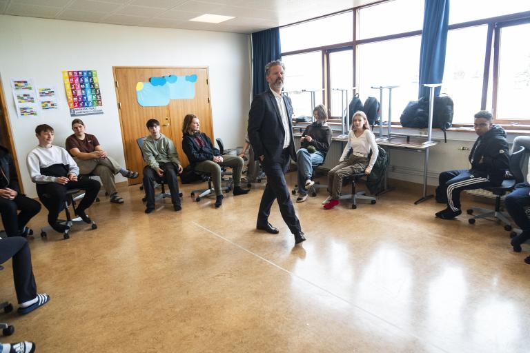 City Executive Council Chair Dagur B. Eggertsson visited Háteigsskóli and met 9th graders working on Prevention Day projects.
