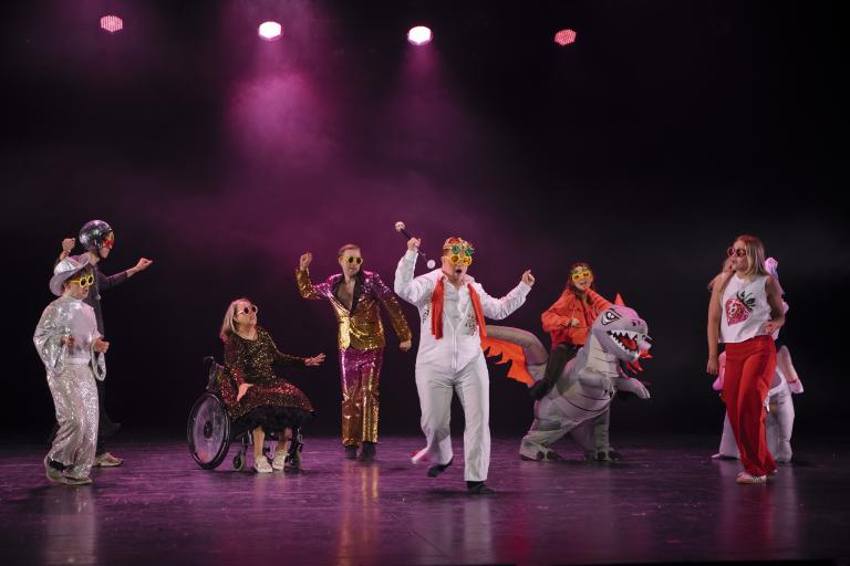 Reykjavík Dance Festival, fólk á sviði að dansa, sjö manns, í búningum, ein í hjólastól