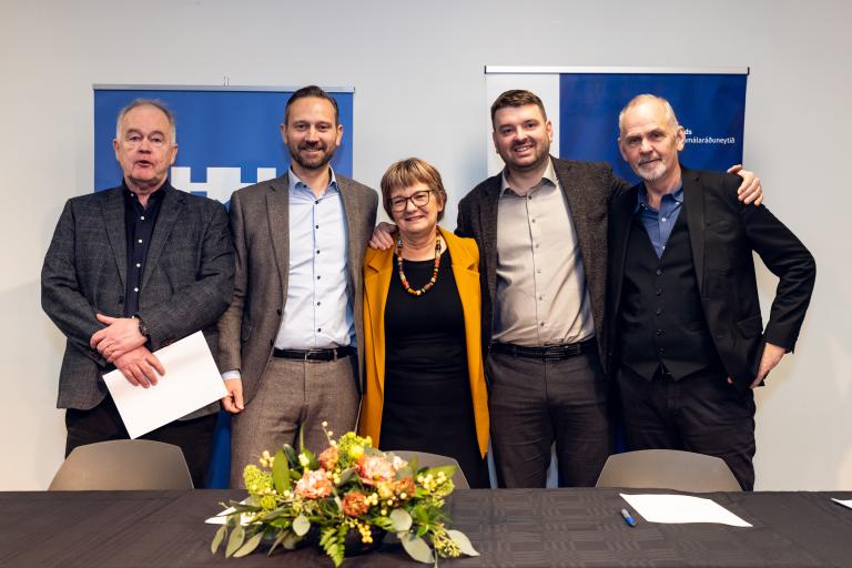 Páll Daníel Sigurðsson framkvæmdastjóri Eyktar, Einar Þorsteinsson borgarstjóri, Guðrún Hrefna Guðmundsdóttir skólameistari FB, Ásmundur Einar Daðason mennta- og barnamálaráðherra og Óskar Jósefsson forstjóri FSRE við undirritun samnings um stækkun verknámsaðstöðu við FB. Uppstillt við borð inni þar sem var undirritað.