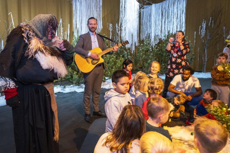 Jólakógurinn opnaður í Ráðhúsi Reykjavíkur. Leikskólabörnum var boðið á opnunina, Einar Þorsteinsson, borgarstjóri spilaði og söng jólalög á gítar og Grýla mætti á svæðið ásamt Leppalúða.