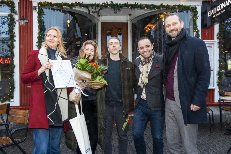 Bergdís Örlygsdóttir, markaðsstjóri Fálkahússins, Eva Hrönn Guðnadóttir grafískur hönnuður hjá Kríu hönnunarstofu, Sindri Geirsson hjá Þ.B. verktökum, Bento Costa eigandi staðanna í Fálkahúsinu og Einar Þorsteinsson borgarstjóri. Uppstillt fyrir utan Fálkahúsið sem hlaut verðlaun 2024 fyrir bestu jólaskreytingarnar.