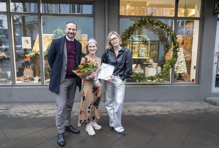 Einar Þorsteinsson borgarstjóri, Guðrún Jóhannesdóttir framkvæmdastjóri Kokku og Svava Halldórsdóttir, eigandi Listrænnar ráðgjafar, en Svava hefur séð um gluggaskreytingar Kokku í fimm ár. Uppstillt fyrir utan Kokku sem hlaut verðlaun 2024 fyrir fallegasta jólagluggann.
