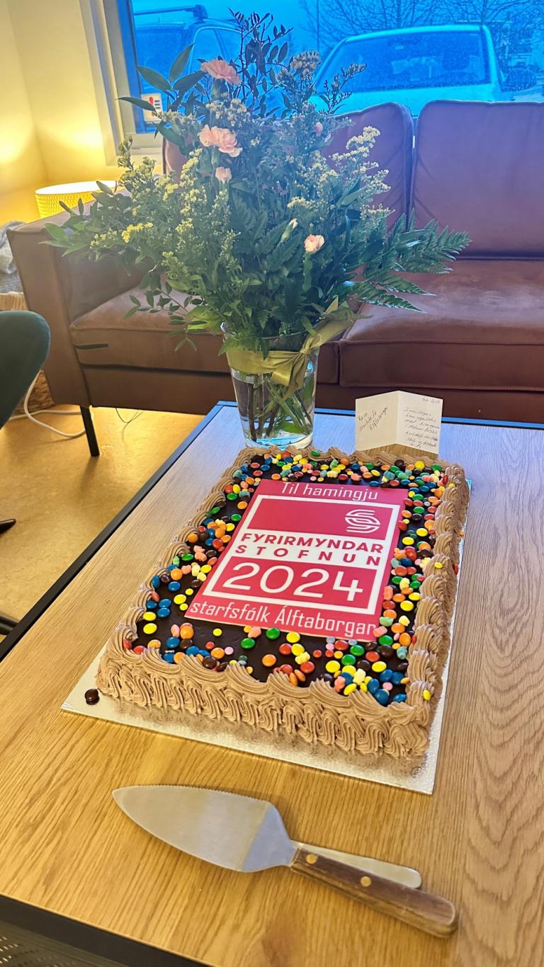 Cake presented to Álftaborg preschool.