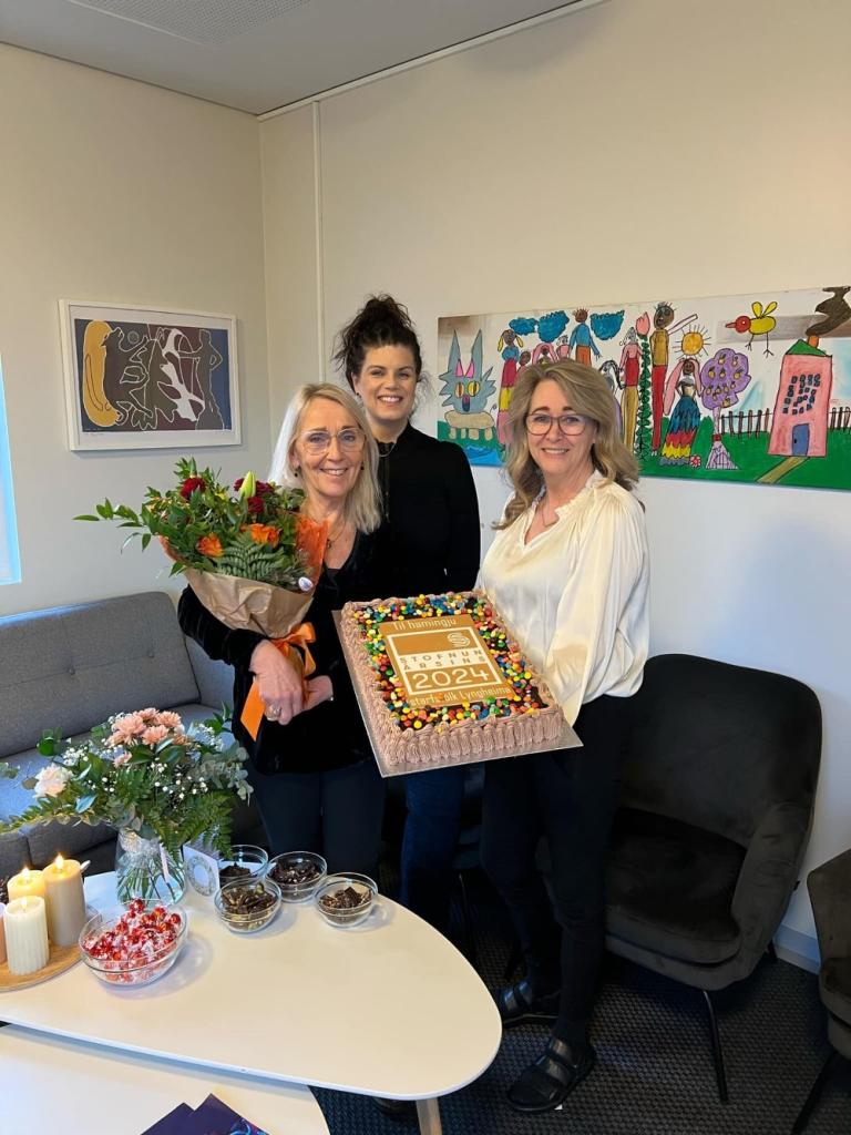 Staff at Lyngheimar preschool receiving flowers and cake.