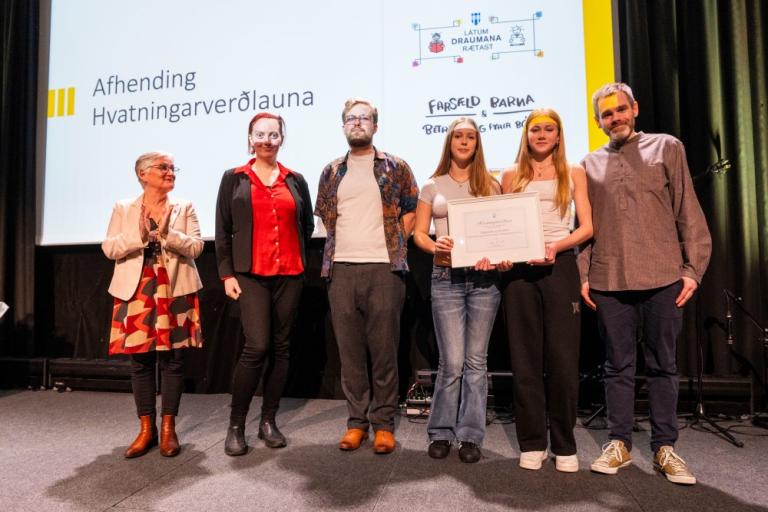 Vogaskóli and Buskinn receiving their recognition.