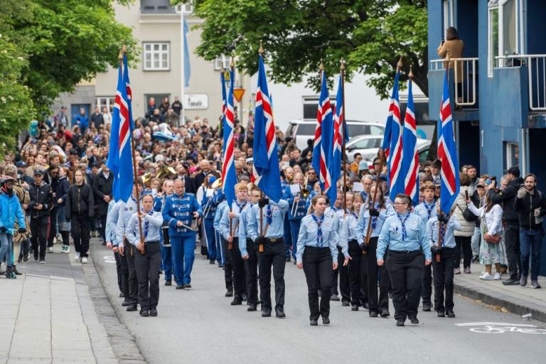 Skrúðganga frá Austurvelli að Hólavallakirkjugarði.