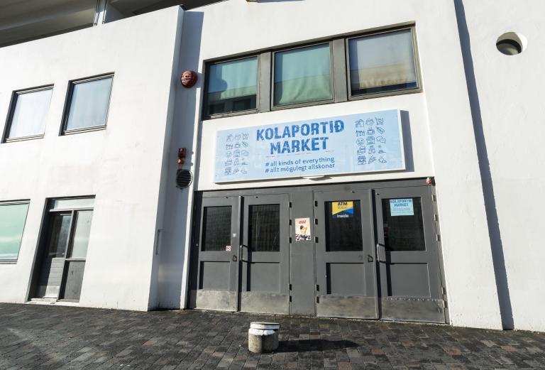Kolaportið, Tryggvagata 19. Inngangur vestan megin séður utan frá.