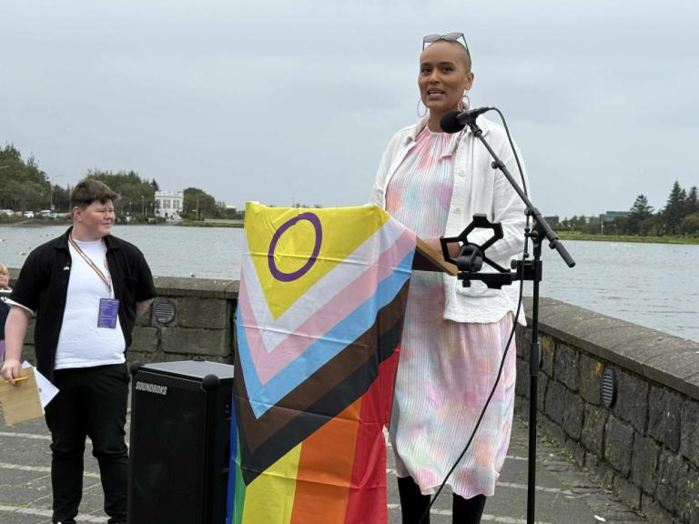 Sanna Magdalena Mörtudóttir, forseti borgarstjórnar, flutti ræðu í bakgrunni er Helga Haraldsdóttir, formaður Hinsegin daga.