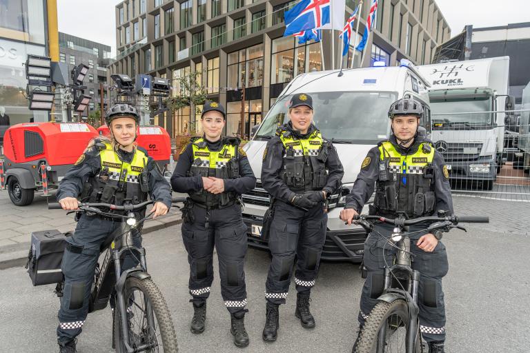 Fjórir lögregluþjónar, tveir á reiðhjólum, tveir gangandi. Í miðborginni á Menningarnótt.