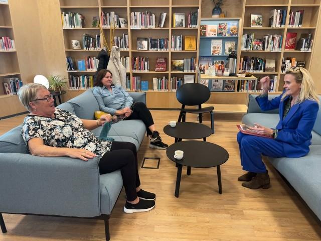 Á spjalli við meðlimi í prjónaklúbbi á Borgarbókasafninu í Úlfarsárdal