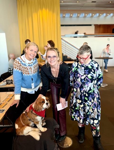 Mayor Heiða Björg Hilmisdóttir greets one of the visiting friends with a dog, alongside Steinunn Ása Þorvaldsdóttir, a staff member at Reykjavík City Hall