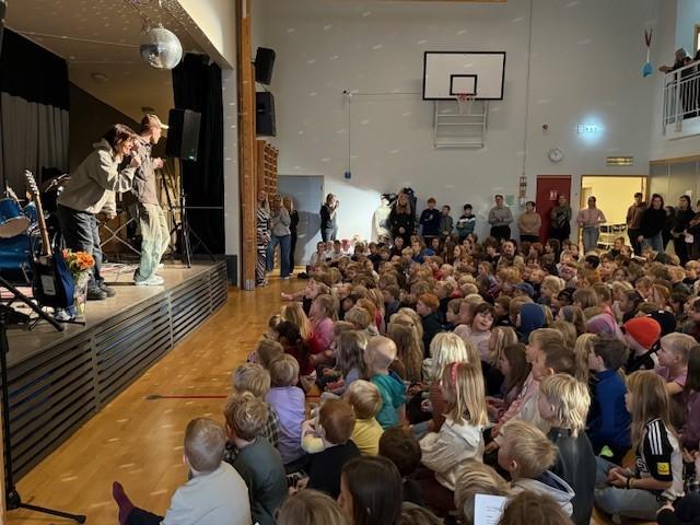 Júlí Heiðar and Dísa premiere the song at Grandaskóli.