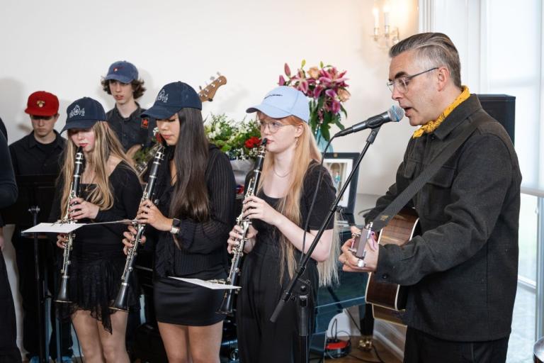The Vesturbær and Miðbær school band won the 2025 Icelandic Education Awards. Photo taken at Bessastaðir.