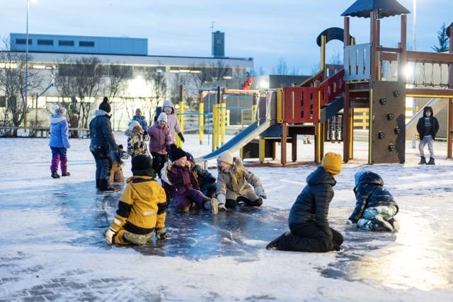 Hólabrekkuskóli in Breiðholt, children playing outside.