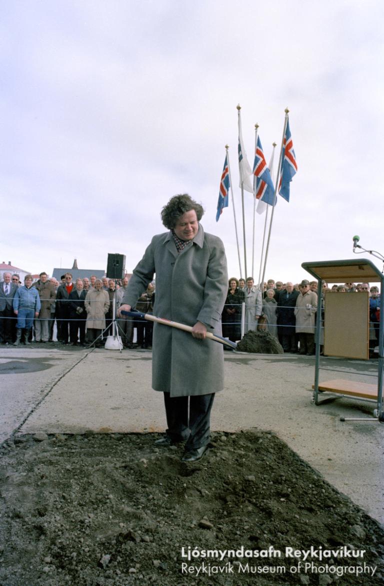 Davíð Oddsson breaks ground for Reykjavík City Hall in April 