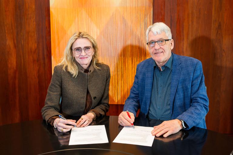 Heiða Björg Hilmisdóttir borgarstjóri og Finnbjörn A. Hermannsson, forseti Alþýðusambands Íslands við undirritun viljayfirlýsingar við Bjarg um uppbyggingu íbúðarhúsnæðis
